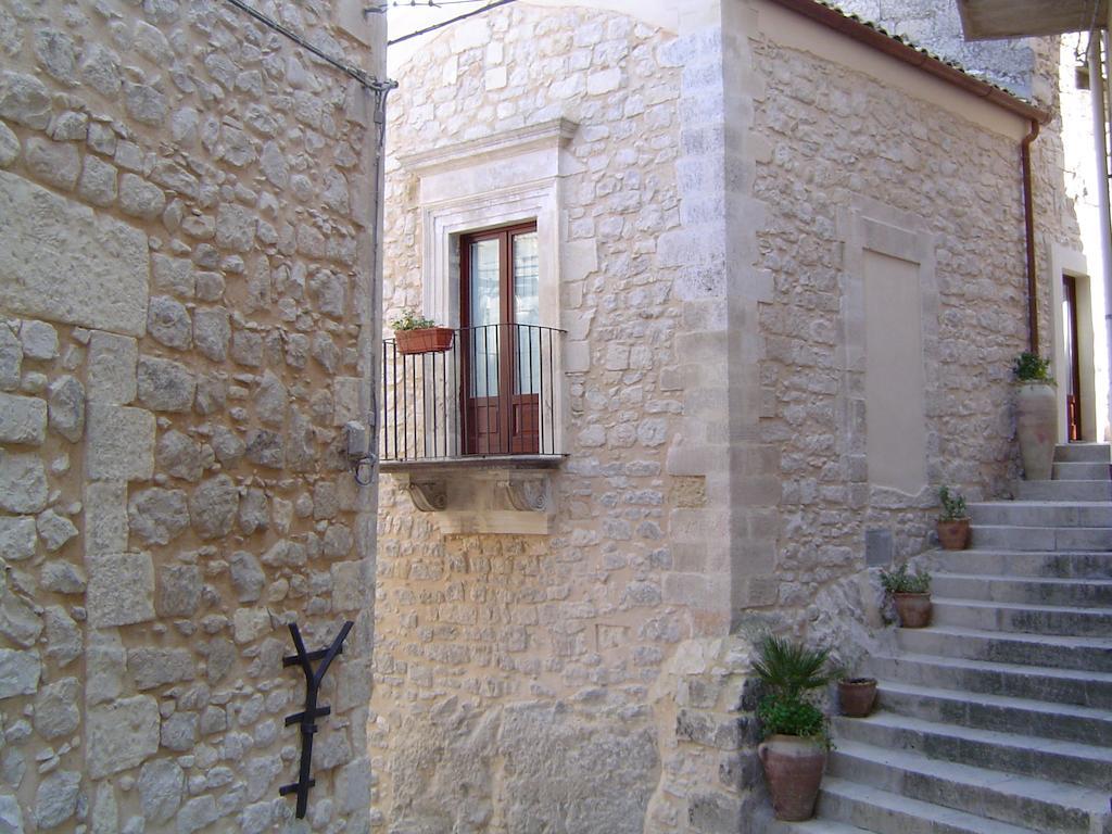 Locanda Don Serafino Historical Boutique Hotel Ragusa Esterno foto