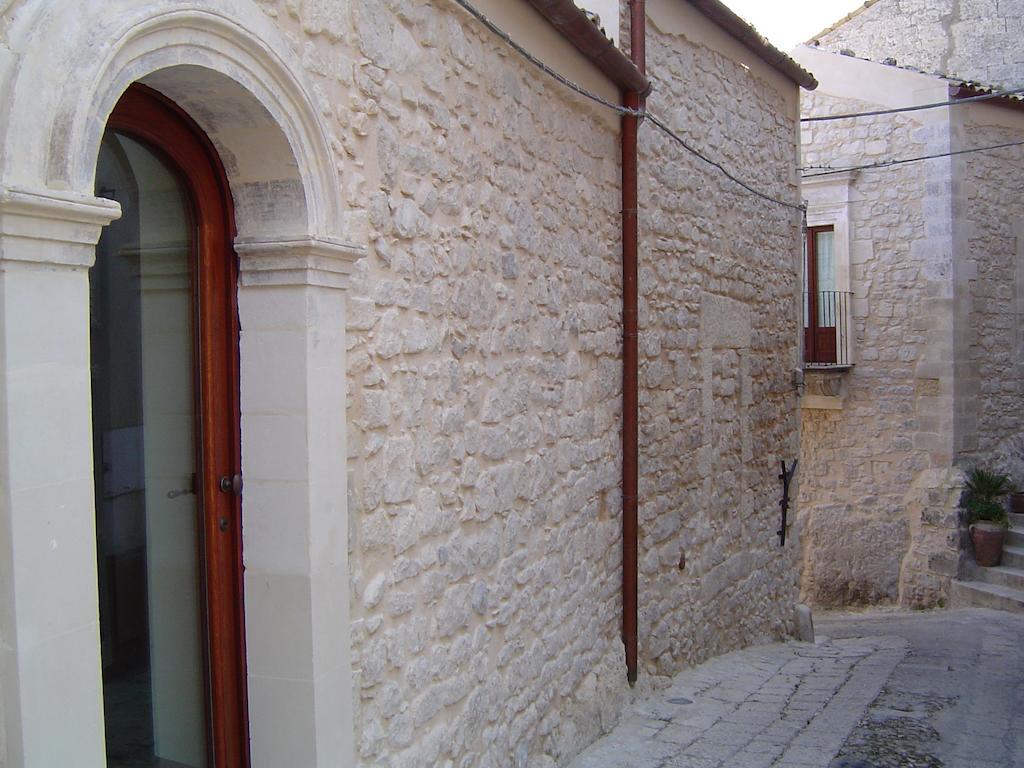 Locanda Don Serafino Historical Boutique Hotel Ragusa Esterno foto